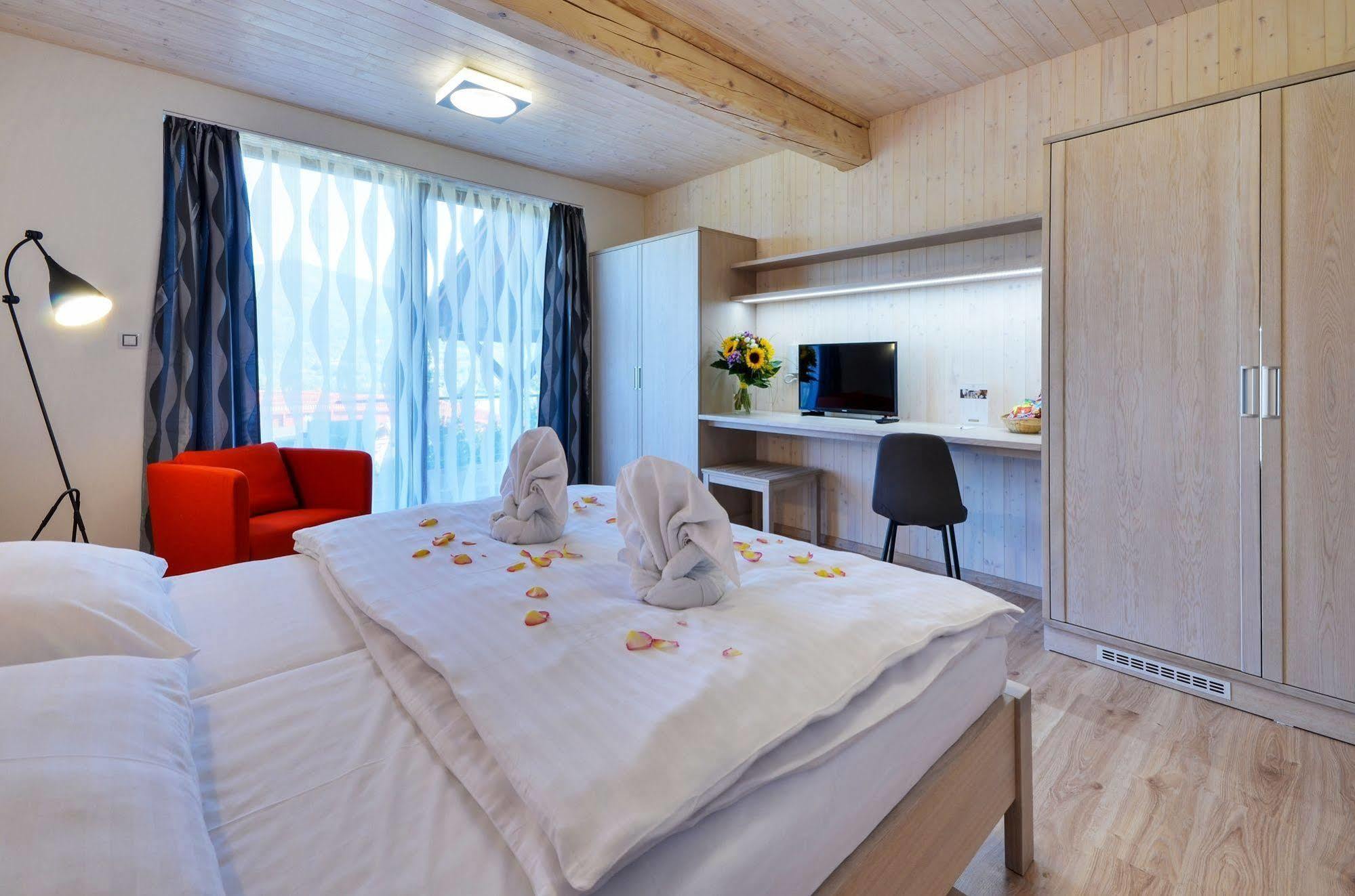 Green Inn Hotel Ostravice Extérieur photo