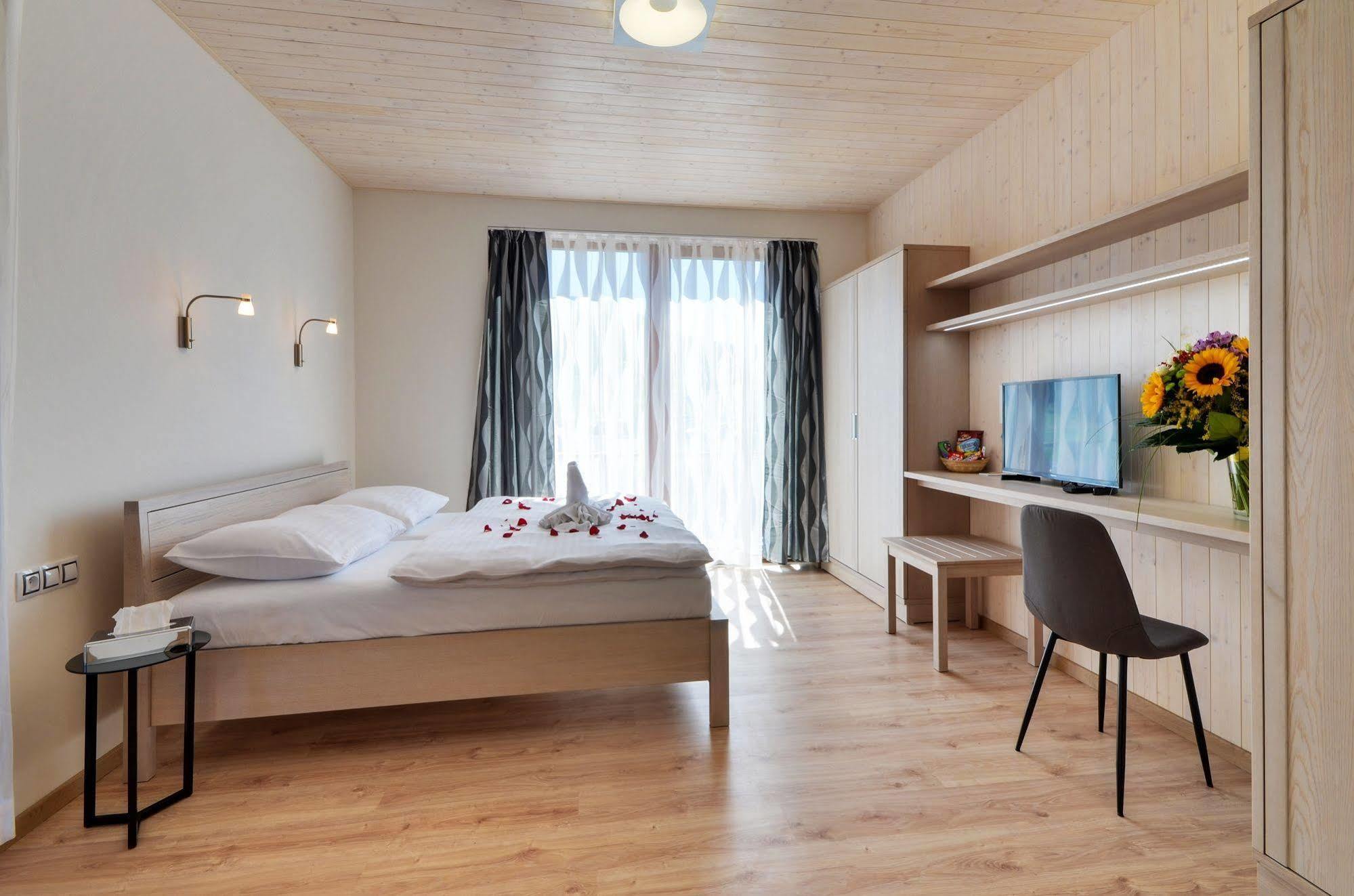 Green Inn Hotel Ostravice Extérieur photo