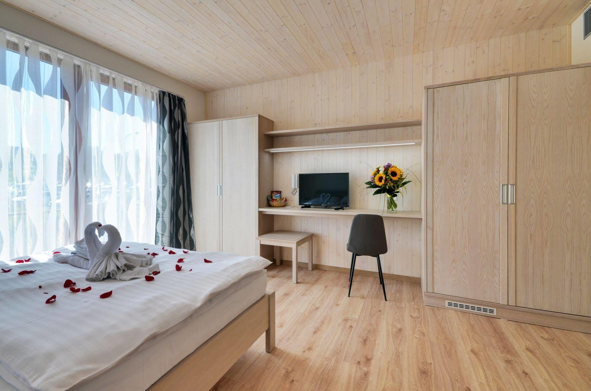 Green Inn Hotel Ostravice Extérieur photo